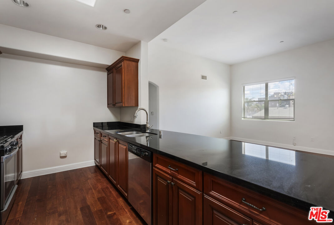 5037 Rosewood Ave Unit: 314