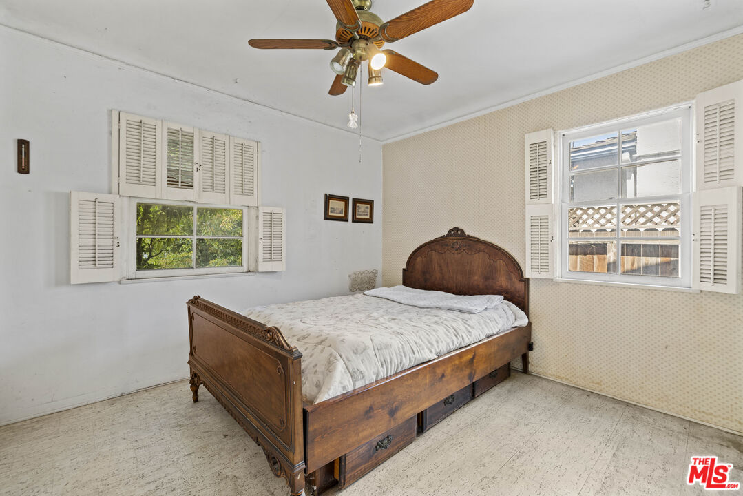 3640 S Barrington Ave