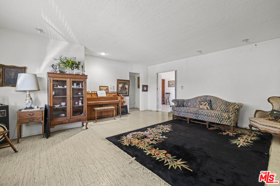 3640 S Barrington Ave