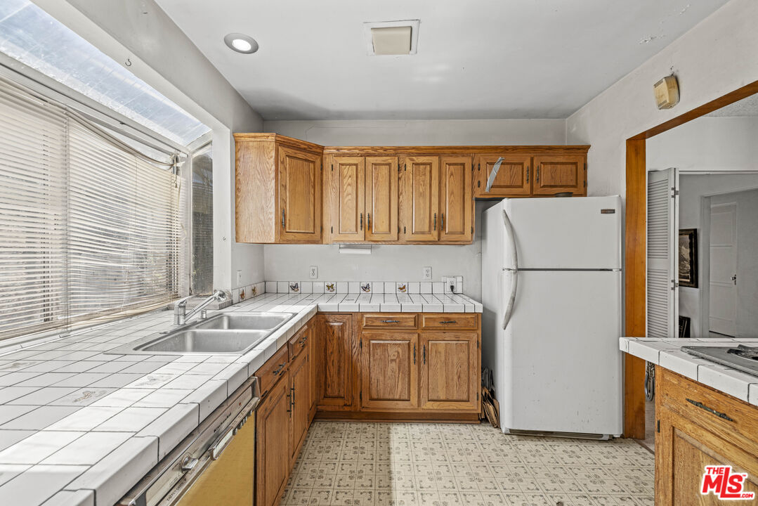 3640 S Barrington Ave