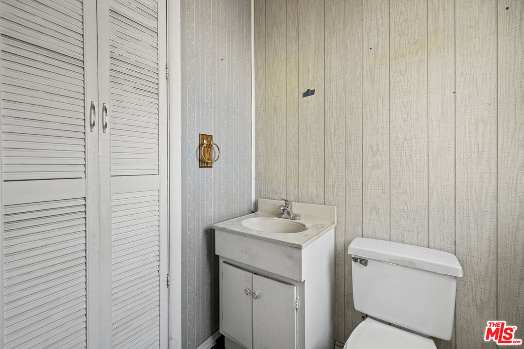 3640 S Barrington Ave