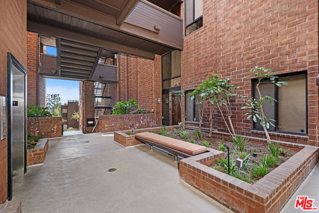 1033 Carol Dr Unit: 101