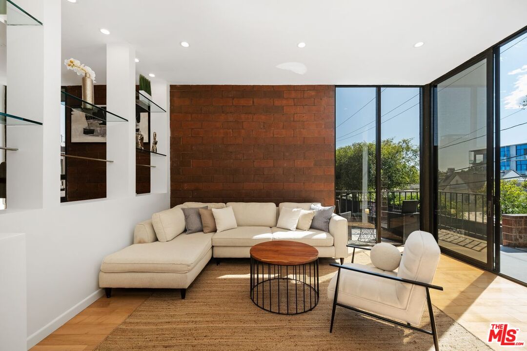 1033 Carol Dr Unit: 101