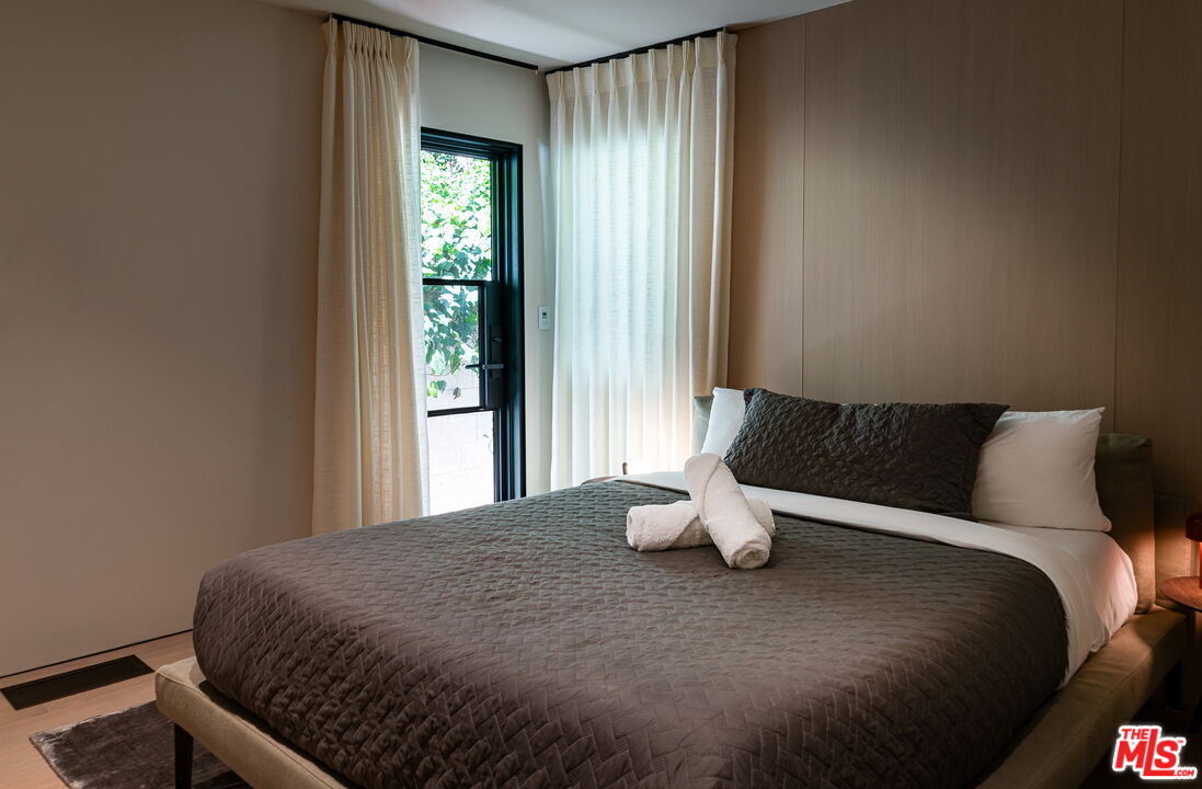 2167 Mandeville Canyon Rd