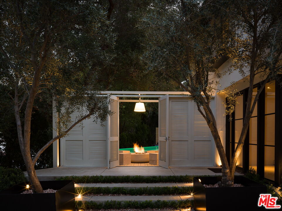 2167 Mandeville Canyon Rd