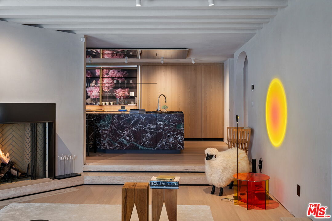 2167 Mandeville Canyon Rd