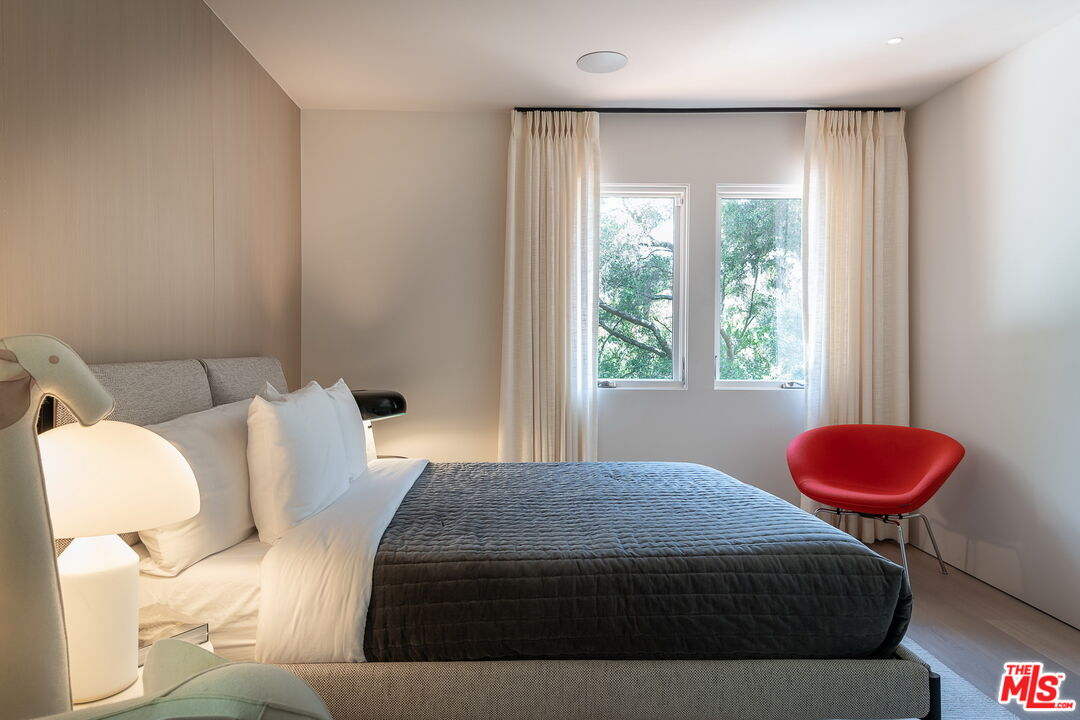 2167 Mandeville Canyon Rd