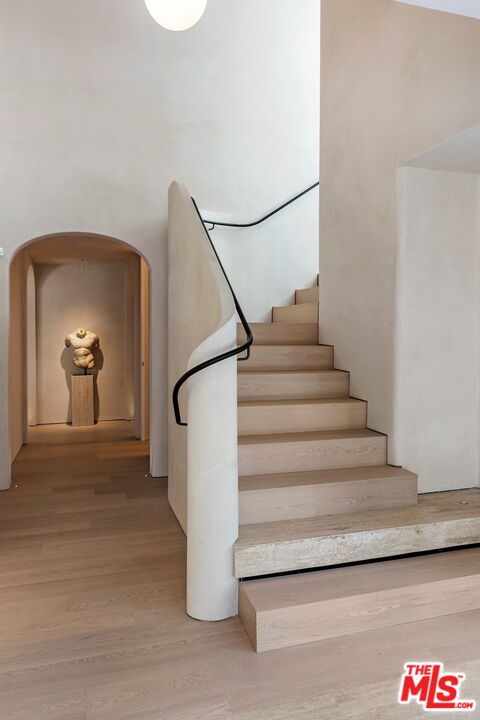 2167 Mandeville Canyon Rd