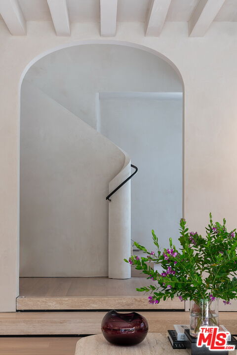 2167 Mandeville Canyon Rd