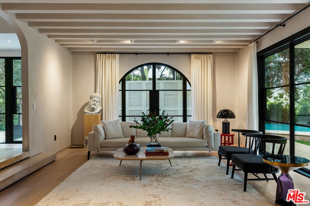 2167 Mandeville Canyon Rd