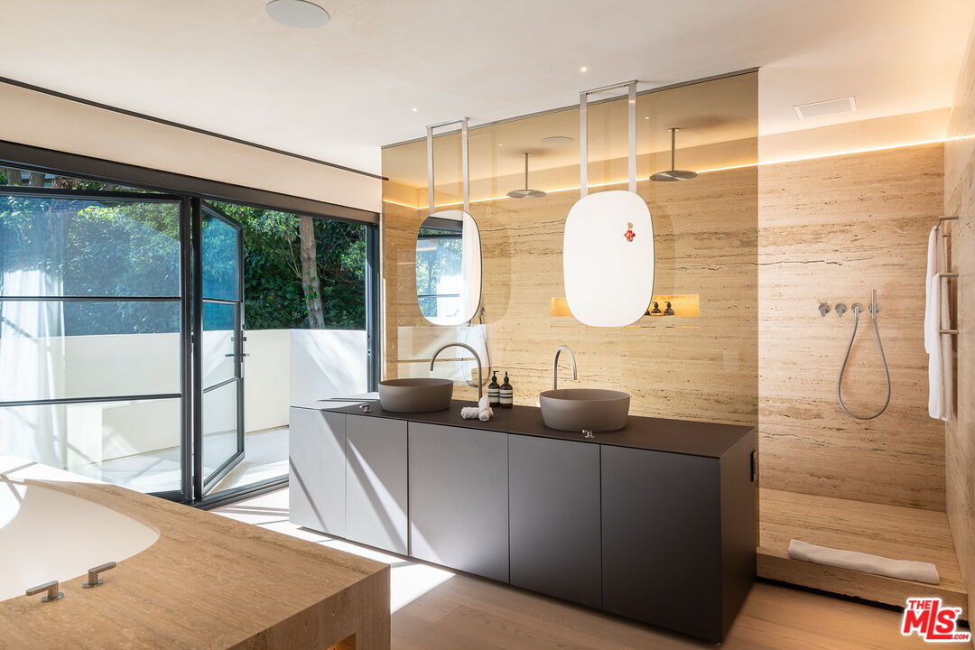 2167 Mandeville Canyon Rd