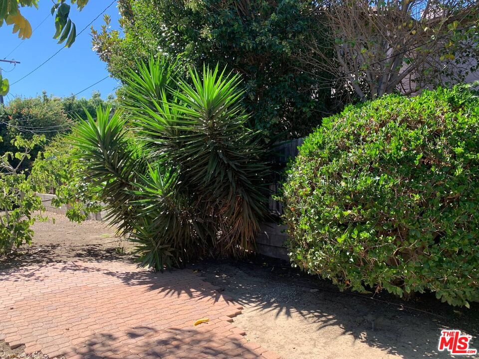 3645 S Barrington Ave