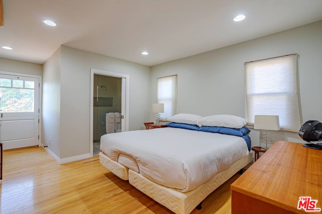 3645 S Barrington Ave