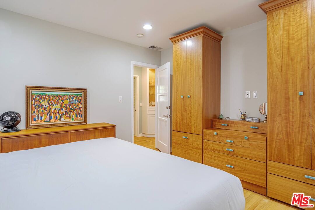 3645 S Barrington Ave