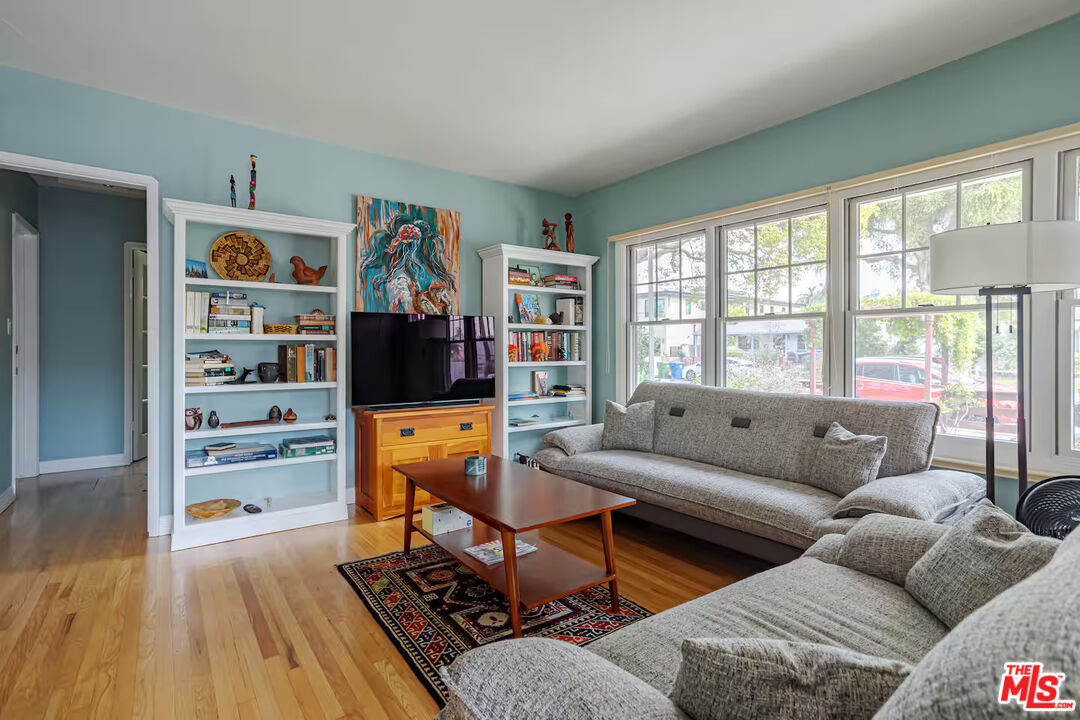 3645 S Barrington Ave