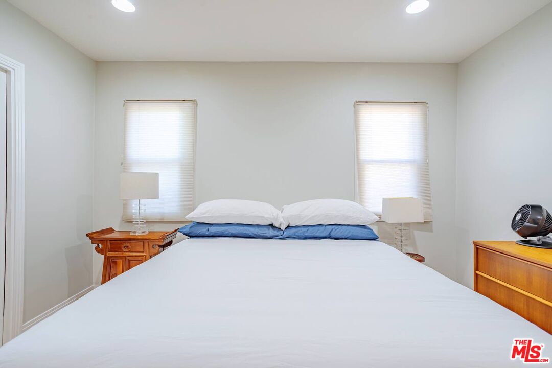 3645 S Barrington Ave