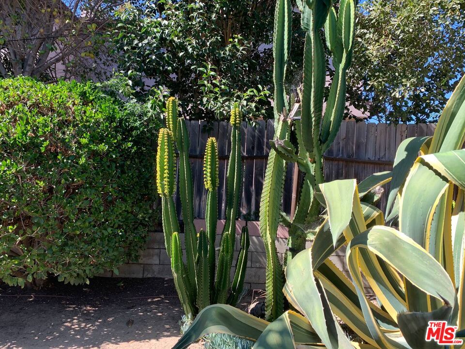 3645 S Barrington Ave