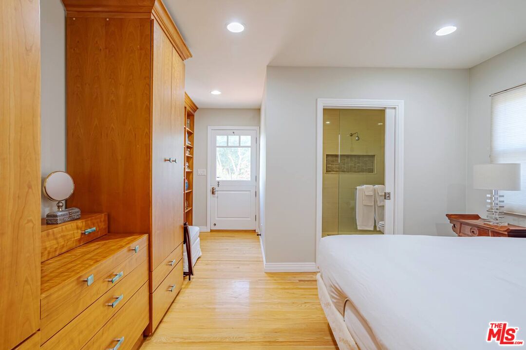 3645 S Barrington Ave