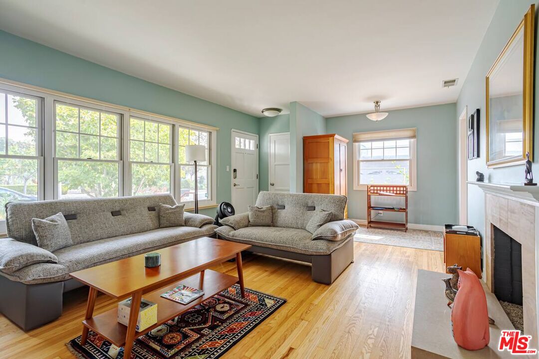 3645 S Barrington Ave