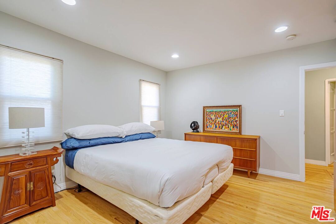 3645 S Barrington Ave