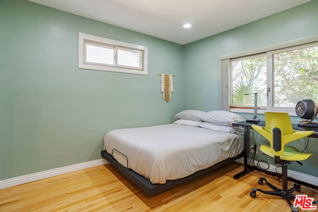 3645 S Barrington Ave