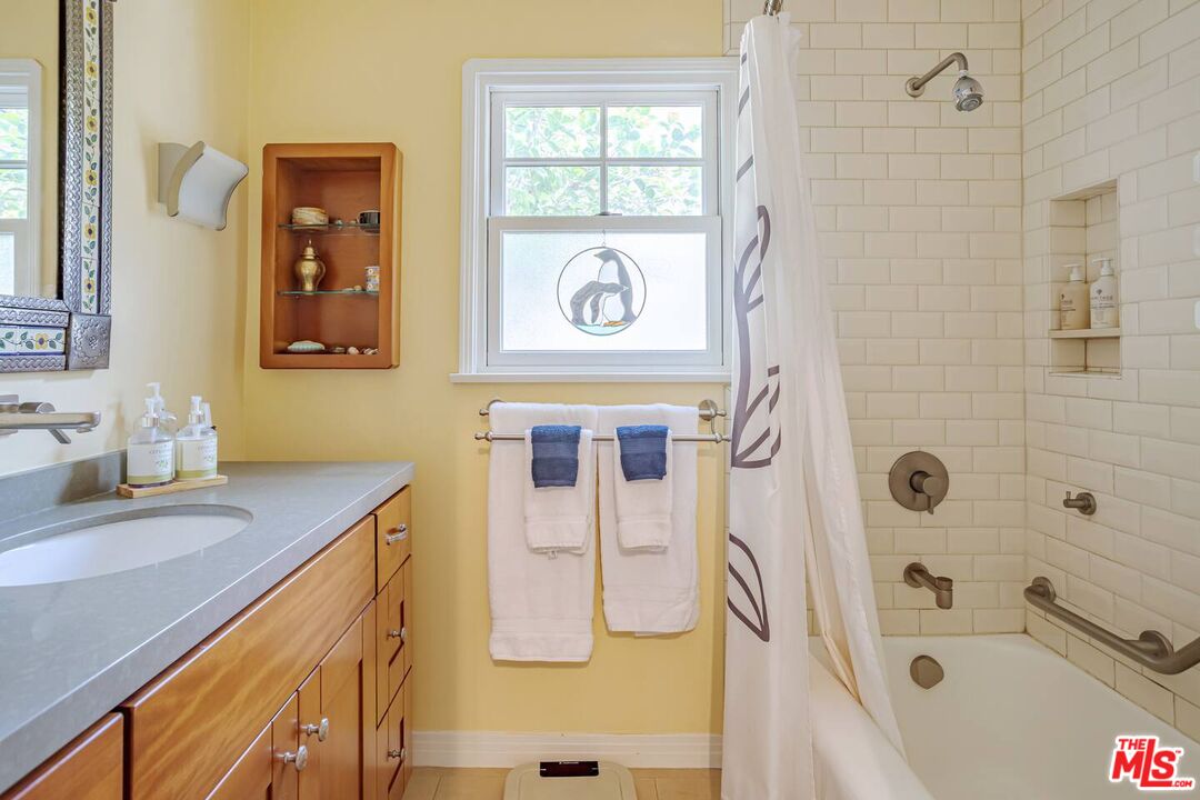 3645 S Barrington Ave