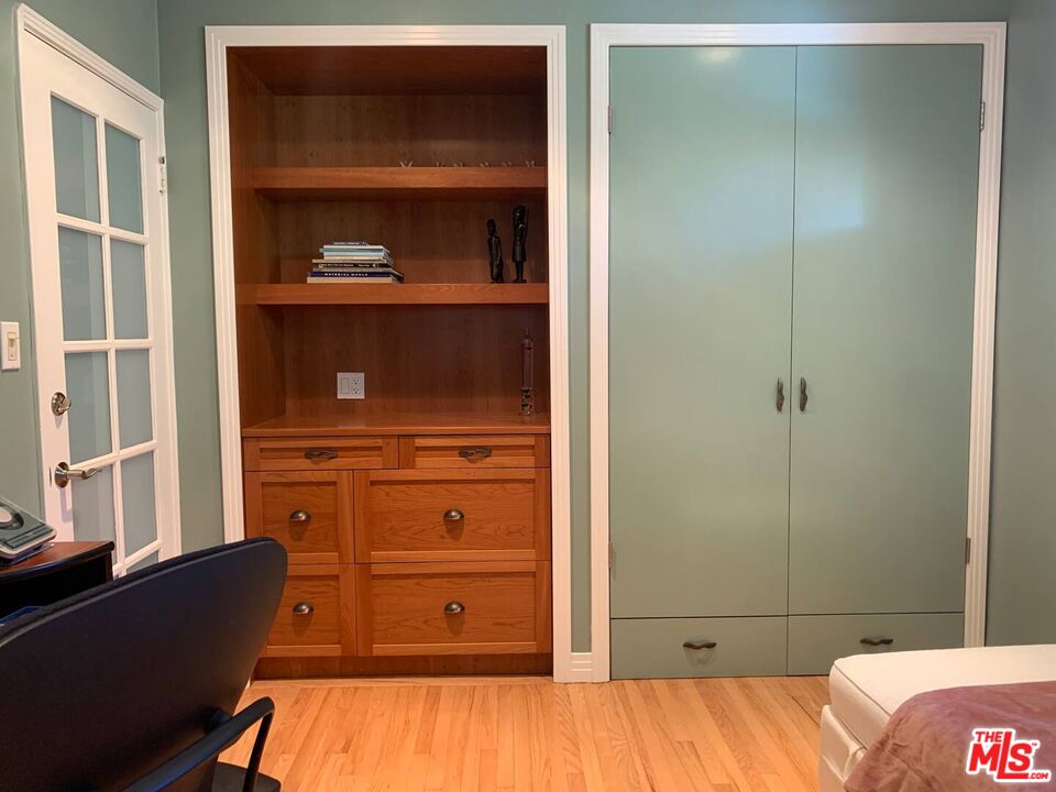 3645 S Barrington Ave