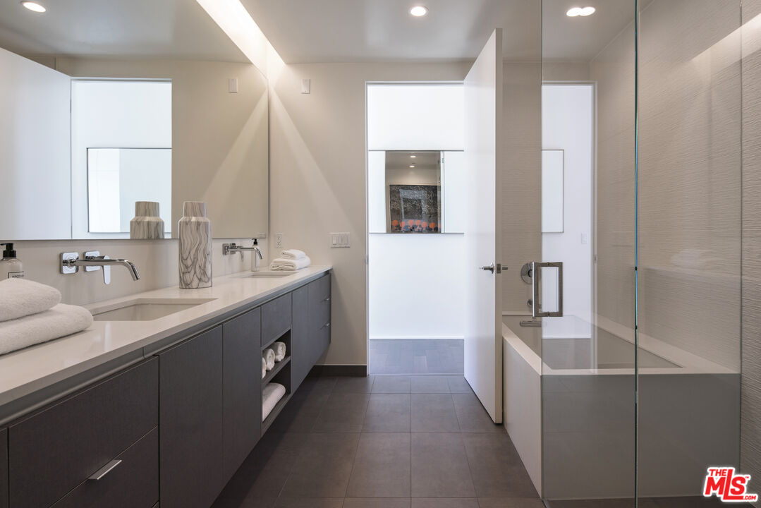 935 N San Vicente Blvd Unit: 6