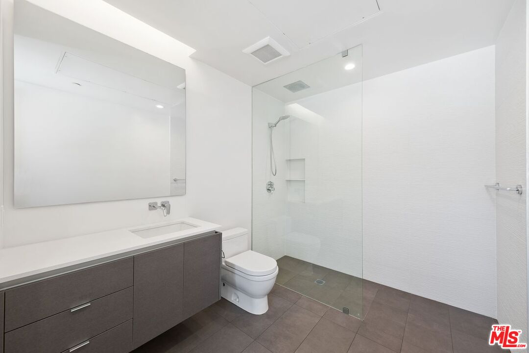 935 N San Vicente Blvd Unit: 6