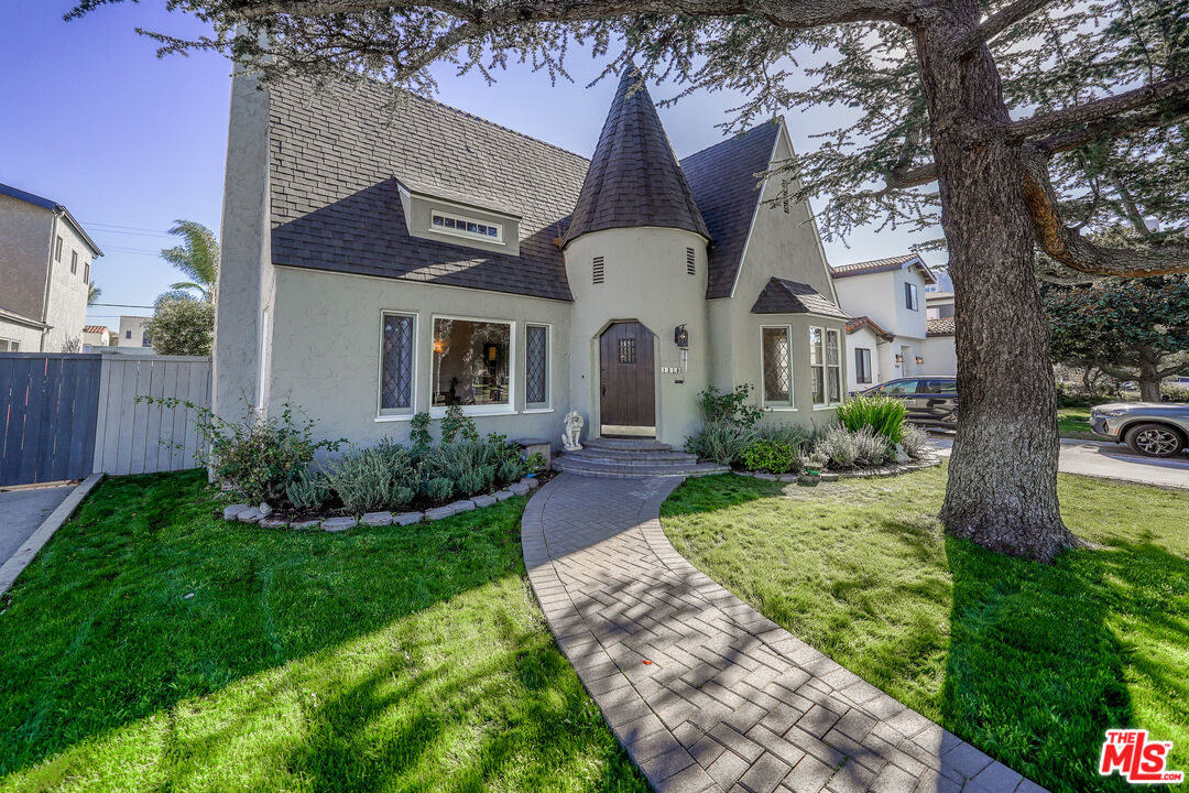 1218 S Point View St