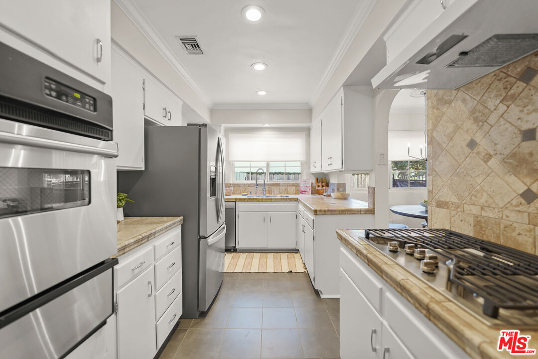 1218 S Point View St