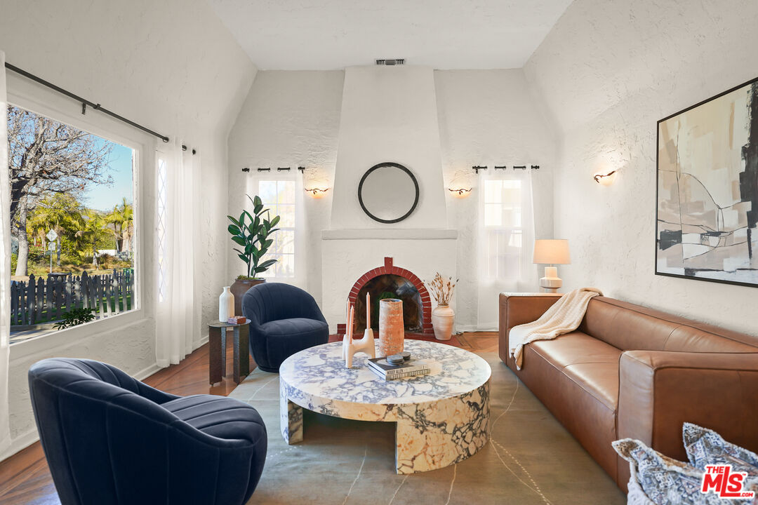 1218 S Point View St