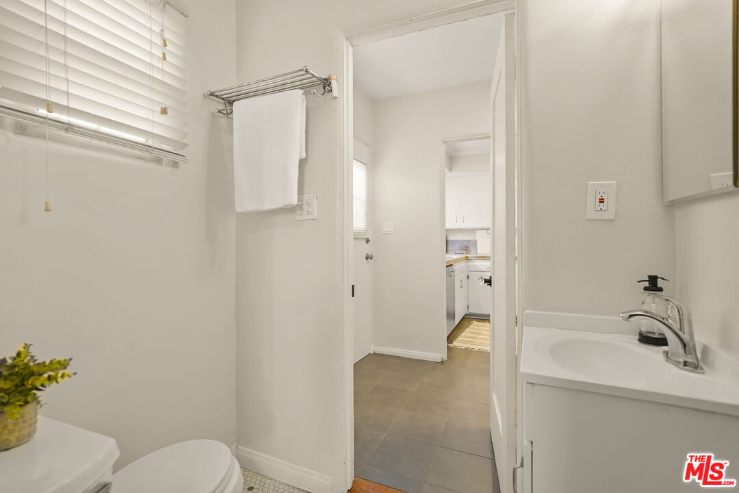 1218 S Point View St