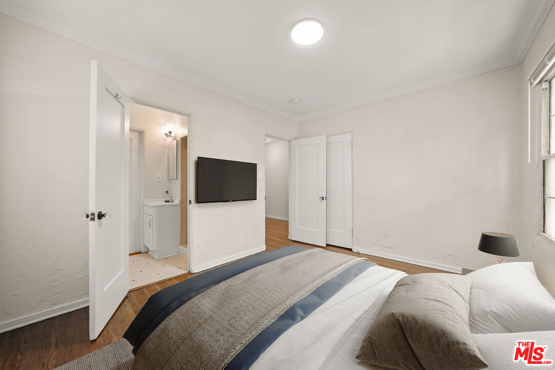 1218 S Point View St