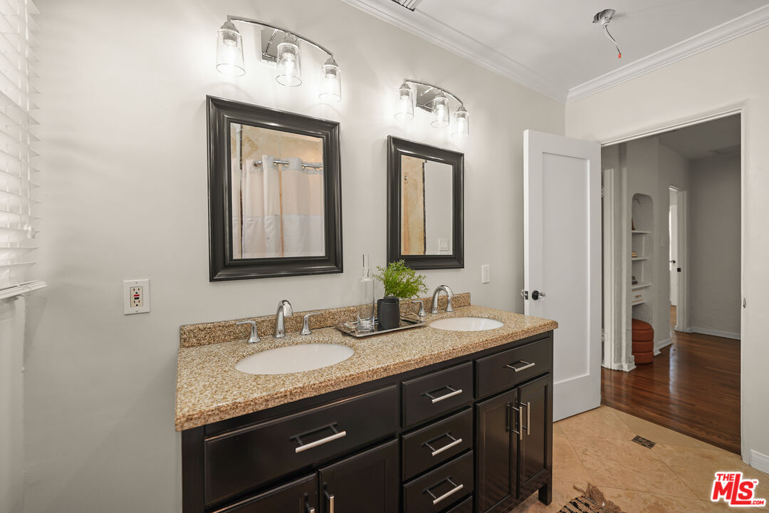 1218 S Point View St