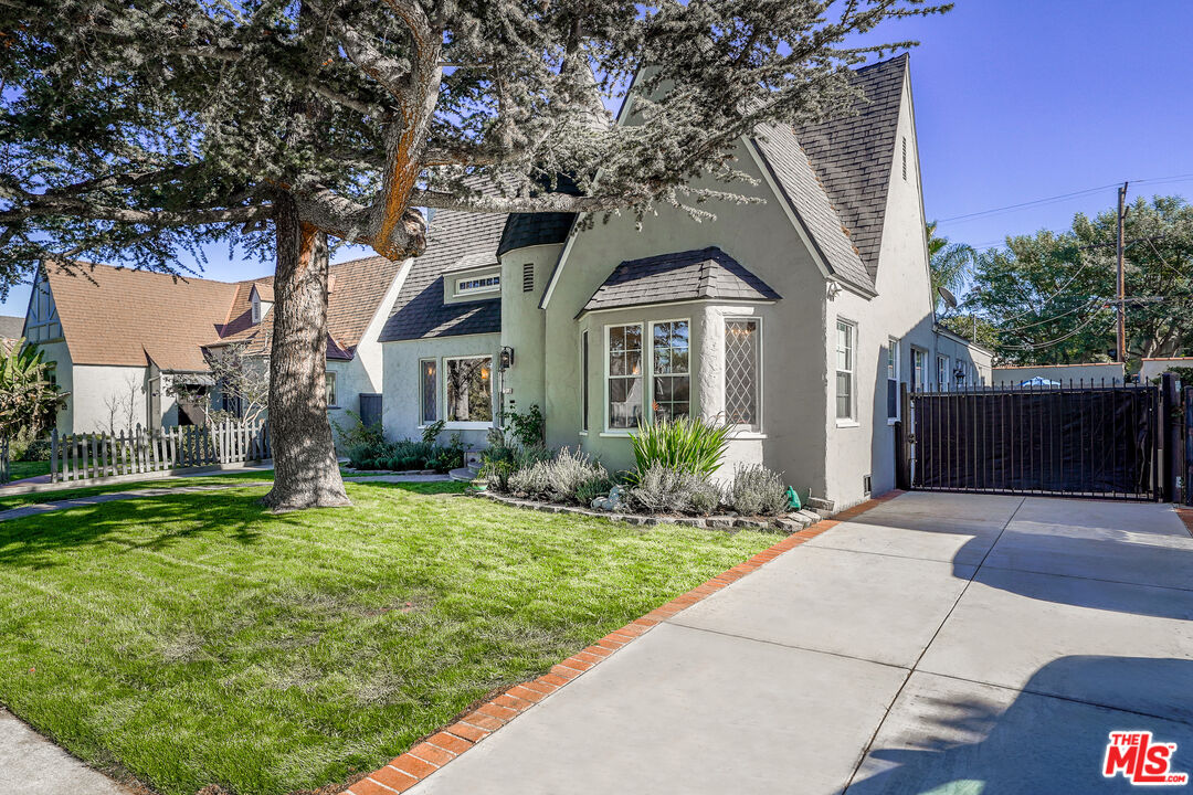 1218 S Point View St