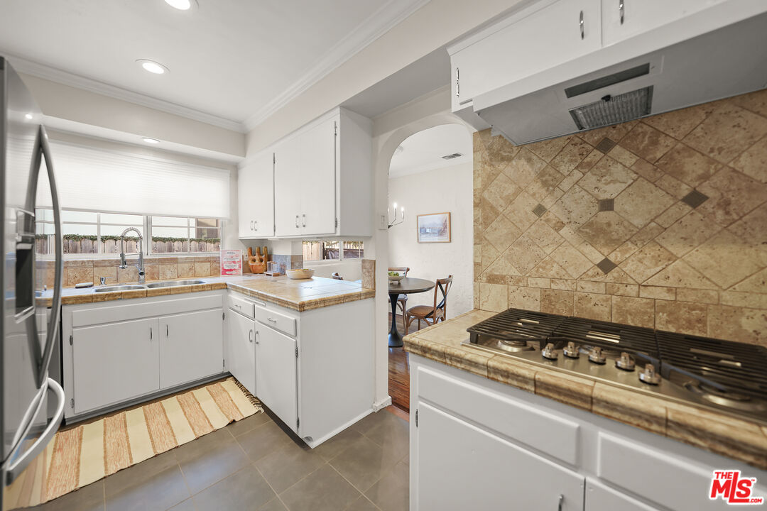 1218 S Point View St