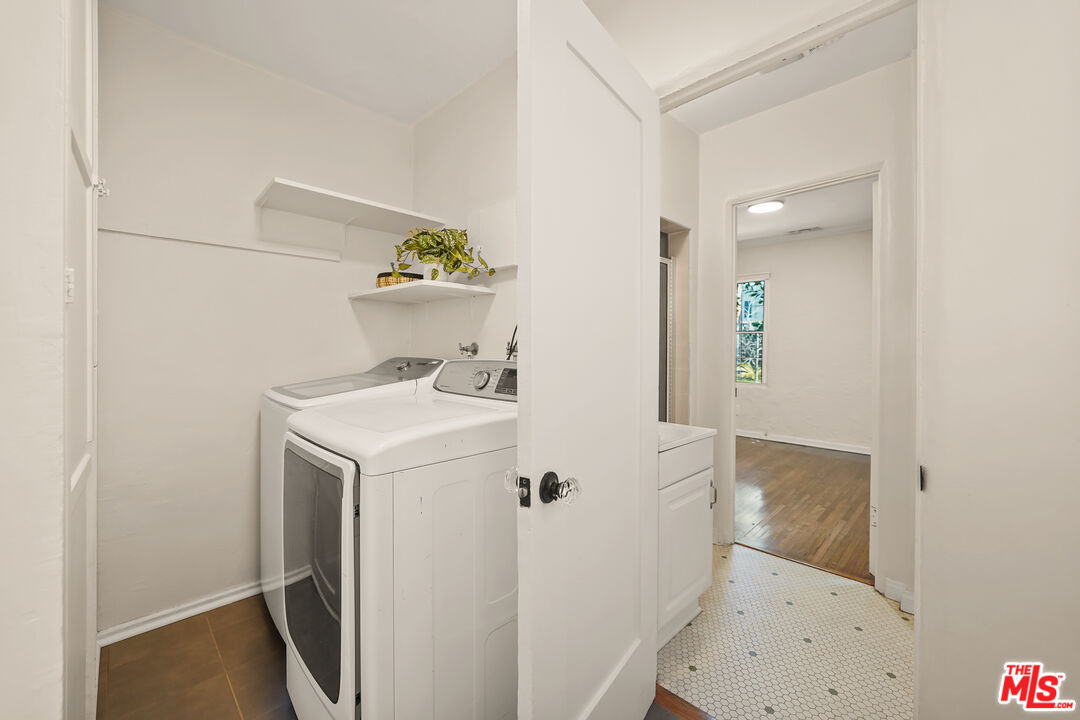 1218 S Point View St