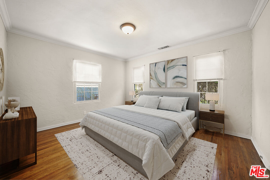 1218 S Point View St