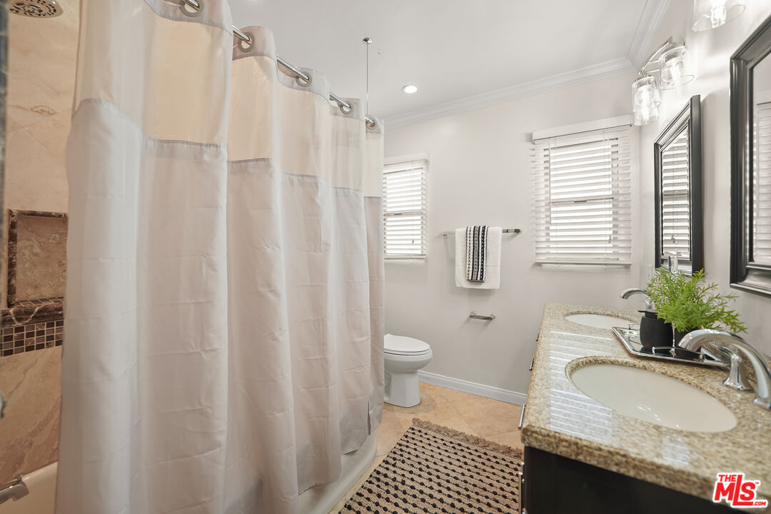 1218 S Point View St