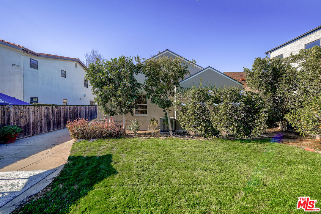 1218 S Point View St