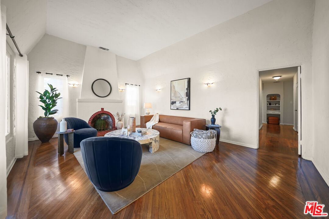 1218 S Point View St