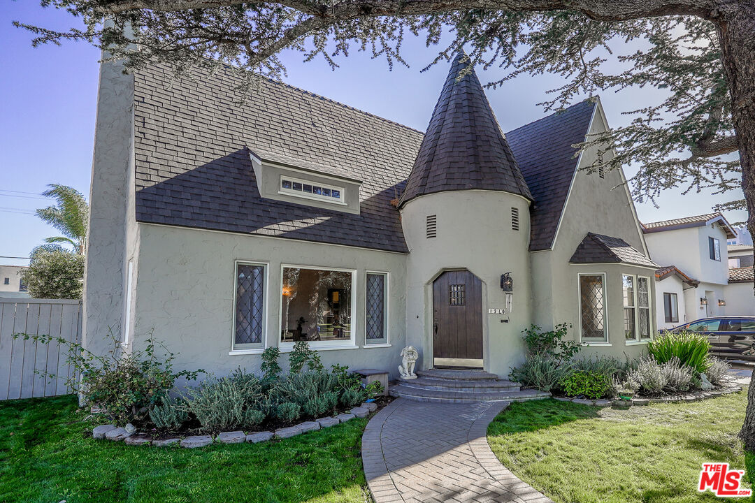 1218 S Point View St