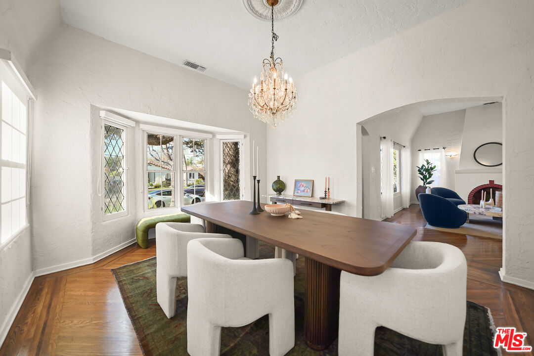 1218 S Point View St