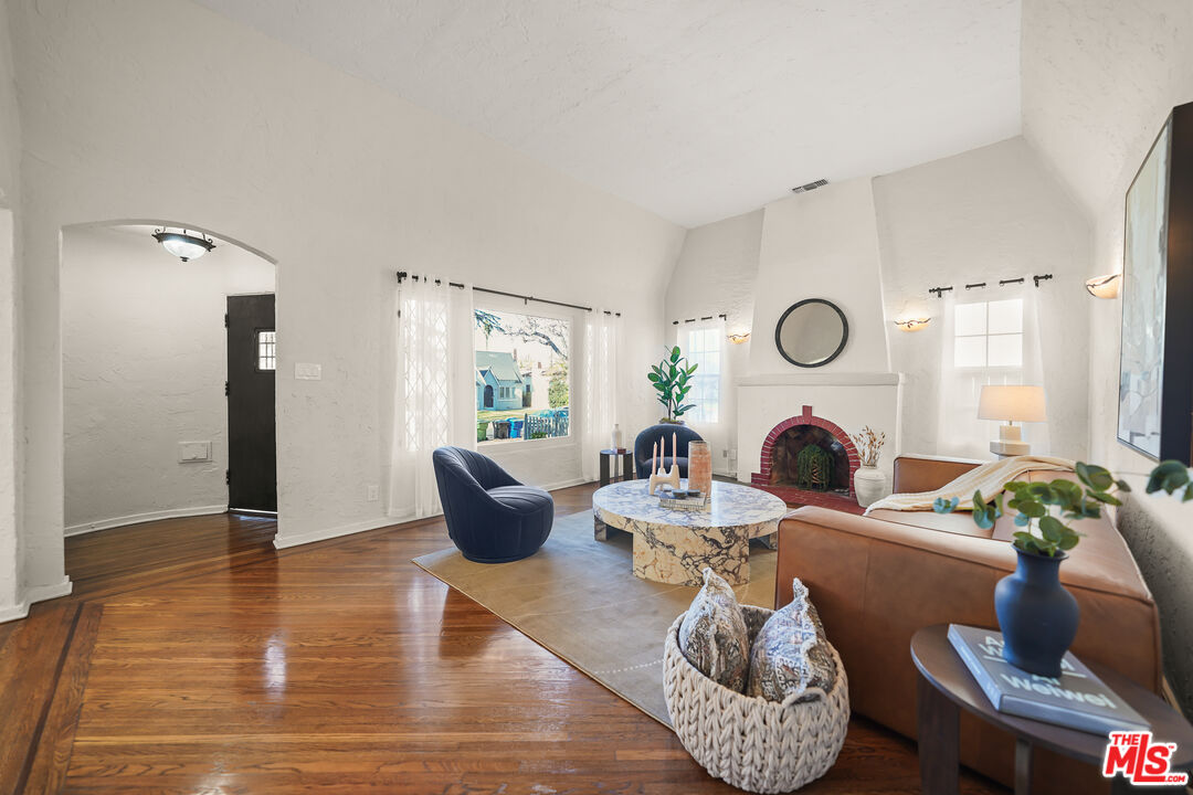 1218 S Point View St