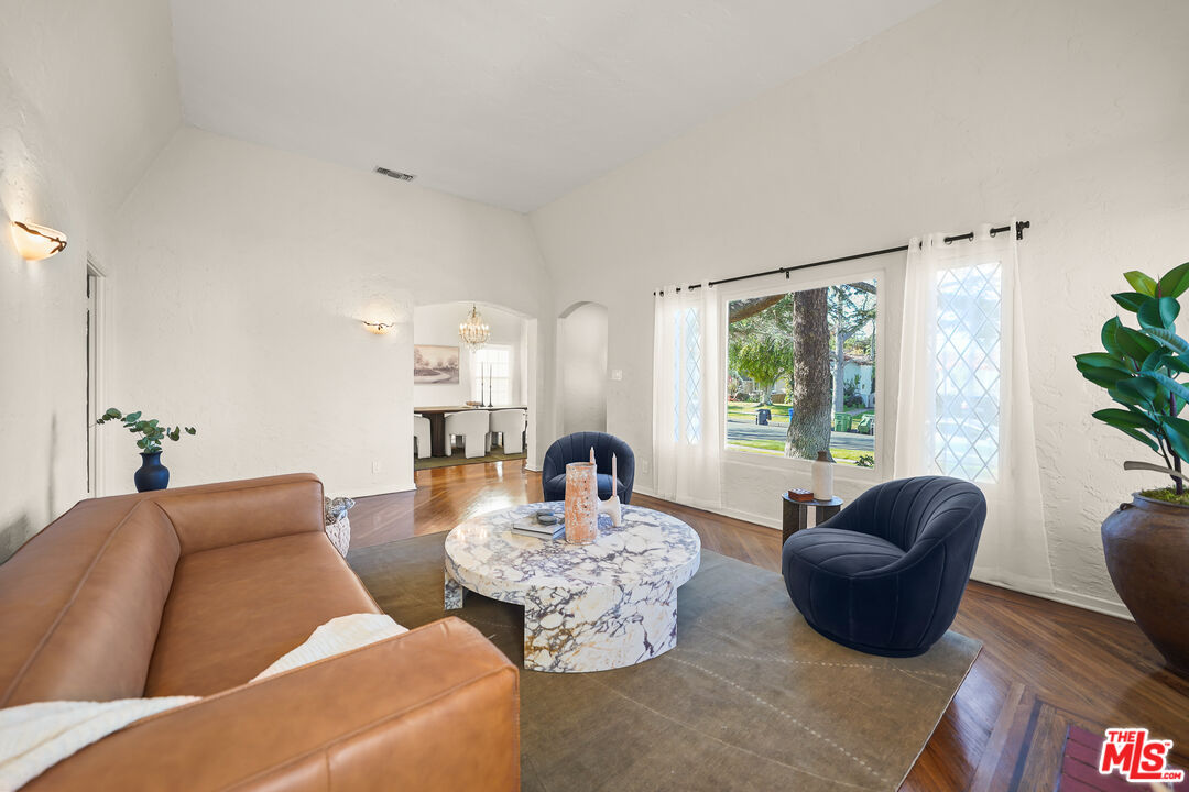 1218 S Point View St