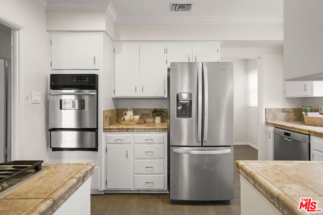 1218 S Point View St