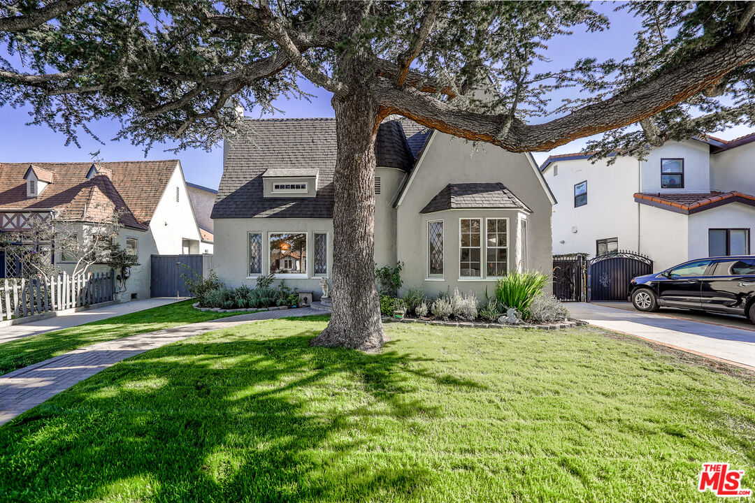 1218 S Point View St