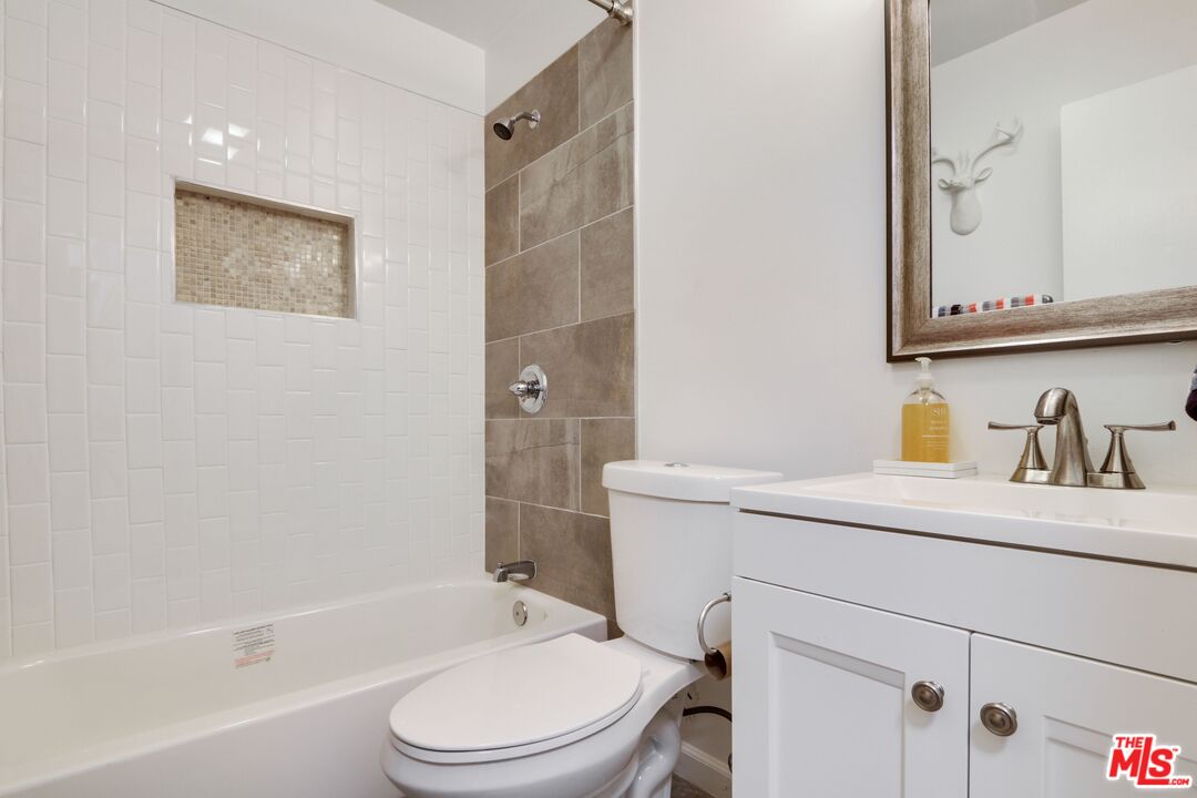 1951 Cedar Ave Unit: 4