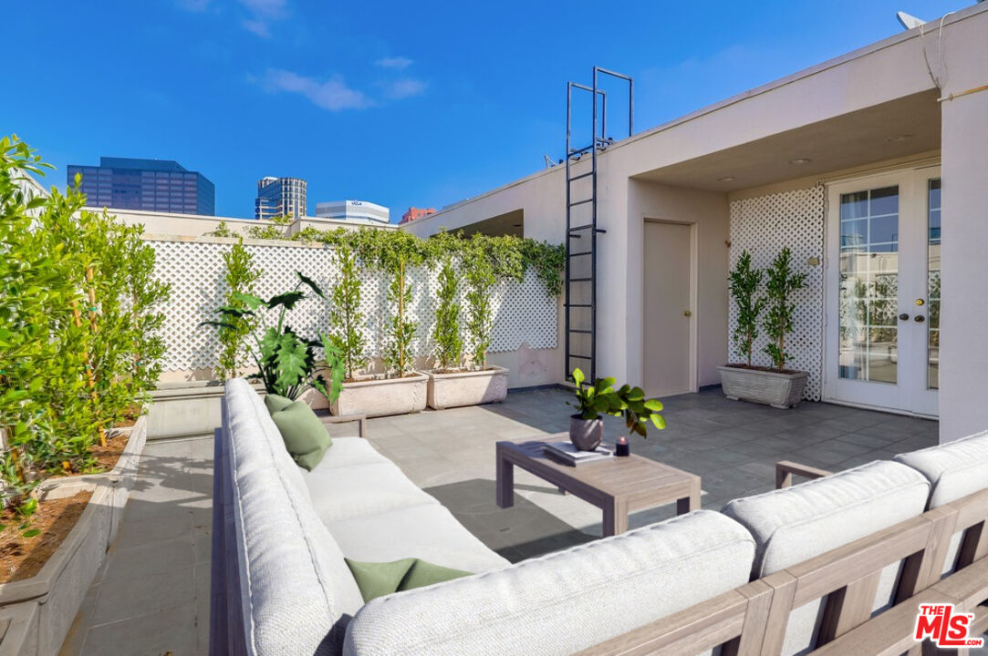 1379 Midvale Ave Unit: 307